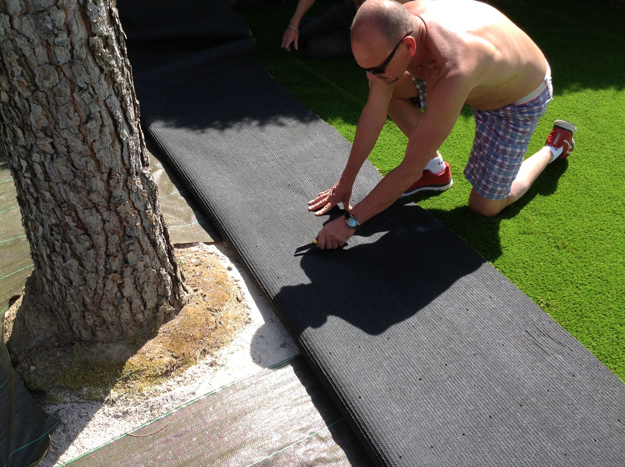 Découpe du gazon synthétique